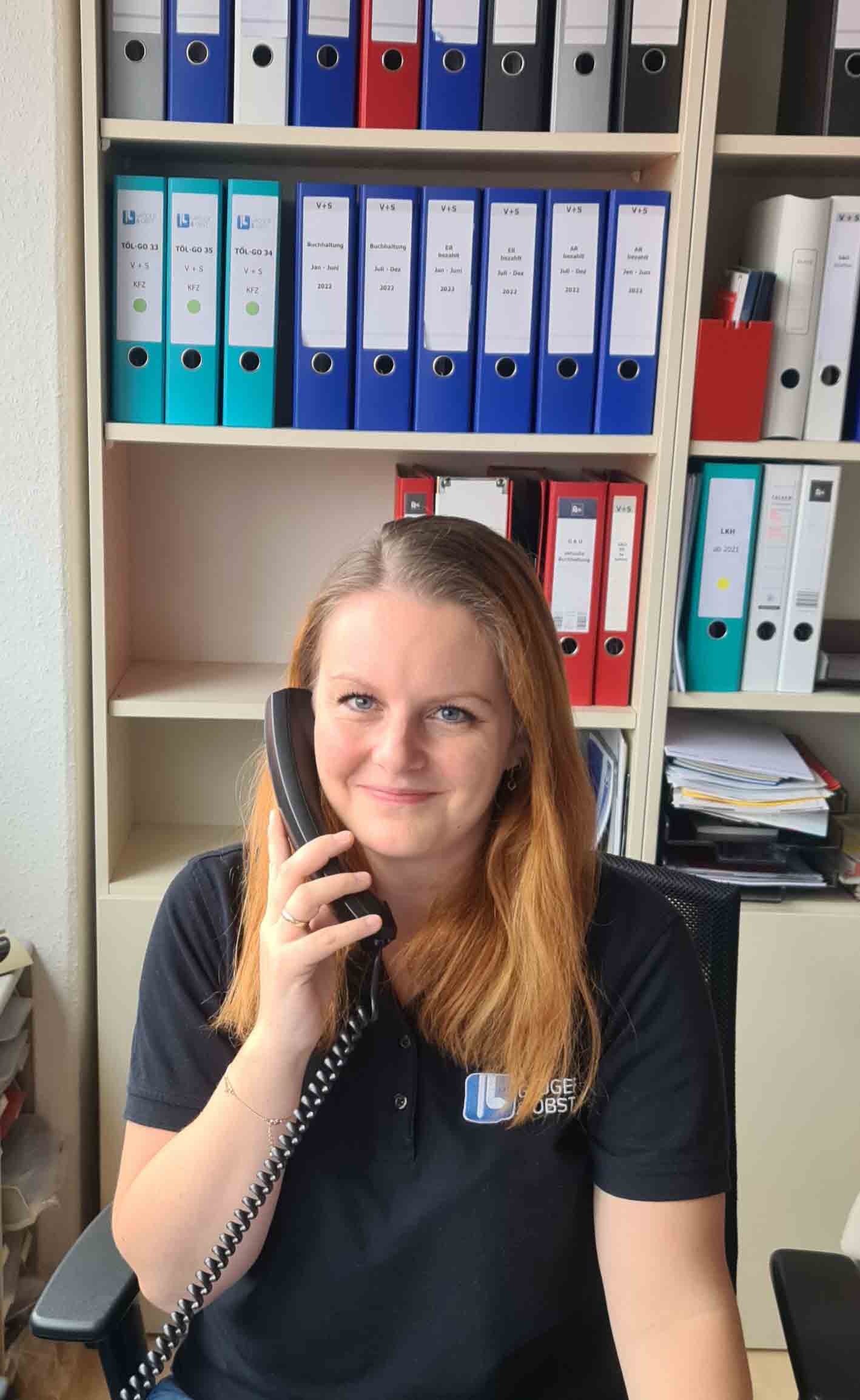 Frau Heimgärtner-Kaisler am Telefon