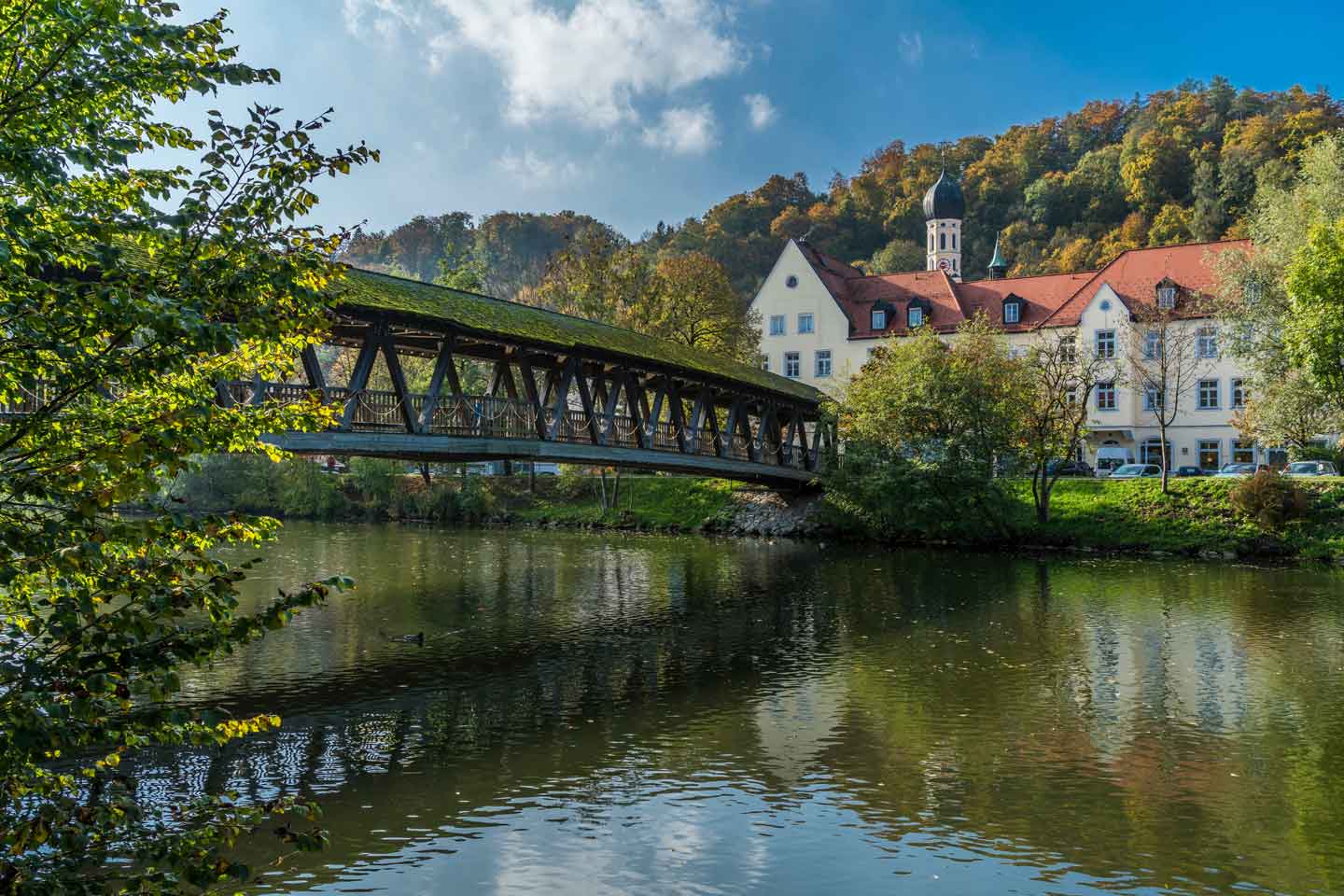 Alte Holzbrücke in Wolfratshausen in richtung